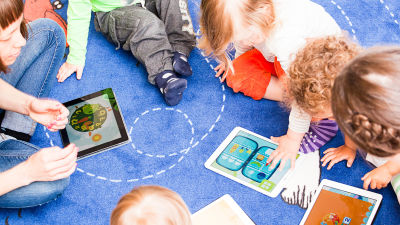 Lapset pelaavat Pikku Kakkosen uutta sovellusta tabletilla.