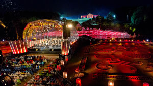 Wienin filharmonikoiden kesäillan konsertti Schönbrunnin linnan puistossa