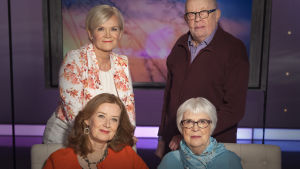Kuvassa Inhimillisen tekijän Anne Flinkkilä, valokuvaaja Leena Louhivaara, ohjaaja Marja Mosander ja apteekkari Mauno Turunen.