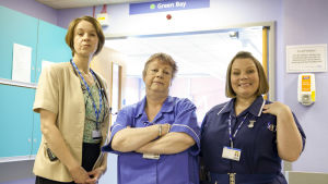 Kuvassa Naistenosasto B4:n Dr Pippa Moore (Vicki Pepperdine), Nurse Kim Wilde (Jo Brand) ja Sister Den Flixter (Joanna Scanlan)