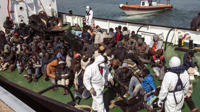 Migranter i hamnen i Corigliano i Italien 15.4.2015.