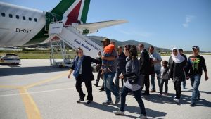 Gruppen på tolv syriska flyktingar på Lesbos visas ombord på påvens plan för resan till Rom. Gruppen på tolv syriska flyktingar på Lesbos visas ombord på påvens plan för resan till Rom.