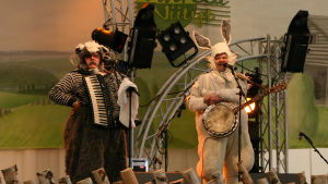 Pedro Hietanen och M. A. Numminen som Pommi och Gommi år 2004. M.A. Numminen uppträder iklädd kanindräkt år 2004.
