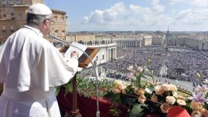 Påven Franciscus håller den traditionella påskdagens mässa på Petersplatsen i Vatikanen.