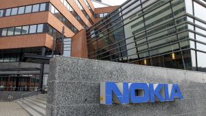 Nokian nimi palautuu Nokianvirtaan ja se eläinnimitykseen. Nokia. Nokia-yhtiön toimitiloja (toimitalo) Hatanpäällä Tampereella (Nokia Networks- yksikkö ?). Nokian logo.