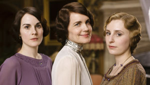 Lady Mary (Michelle Dockery), Lady Cora (Elizabeth McGovern) ja Lady Edith (Laura Carmichael)