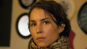 Sovinto (Svinalängorna), elokuva vuodelta 2010. Kuvassa Noomi Rapace.