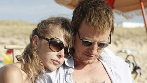 Pieniä valkoisia valheita. Isabelle Ribaud (Pascale Arbillot) ja Vincent Ribaud (Benoit Magimel).