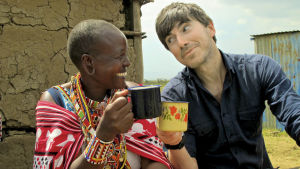 Simon Reeve ja maasairouva teetä juomassa Lucy Seleyian ja Simon Reeve juomassa teetä Keniassa