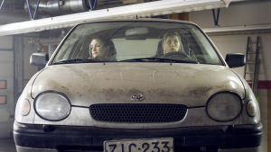 Kolhuja saaneet äiti, tytär ja Toyota Corolla pyrkivät kaikki takaisin radalle. Rea Mauranen ja Essi Hellén elokuvassa Mersusta seuraava