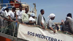 Flyktingar går i land i Lampedusa efter att ha räddats ur havet av fartyget Aquarius. Flyktingar går i land i Lampedusa efter att ha räddats ur havet av fartyget Aquarius.