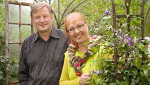 Paula Ritanen-Närhi ja Heikki Koskinen juontavat kesän puutarhasarjaa.