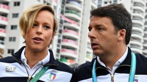Premiärminister Matteo Renzi som har besökt Brasilien, vill hålla folkomröstningen om grundlagen inom ett par månader. Här träffar Renzi simmaren Federica Pellegrini i OS-byn Premiärminister Matteo Renzi som har besökt Brasilien, vill hålla folkomröstningen om grundlagen inom ett par månader. Här träffar Renzi simmaren Federica Pellegrini i OS-byn