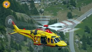Helikopter deltar i räddningsarbetet för att få ner personer som sitter fast i en kabinbana i franska Alperna.