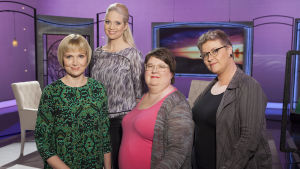 Laihduttamisen pakkomielteestä keskustelemassa toimittaja Sari Valton kanssa Raisa Omaheimo, Saara Särmä ja Pippa Laukka.