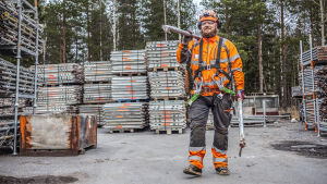 Vaikka sairauslomaa ei tarvita kuin toimenpidepäivälle, on Toni sopinut esimiehensä kanssa jo ennakkoon, että hän voi tarvittaessa tehdä operaation jälkeisinä päivinä vähän keveämpiä hommia. Toni Kaijala kantaa rakennustelineputkia