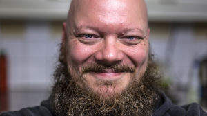 Vaikka Toni on tiennyt jo pidempään, että lapsiluku on täynnä, ei tietoa vasektomiasta ole eteen sattunut – vasta tuttavan omakohtaiset kokemukset saivat miehen ottamaan asiasta selvää. Toni Kaijala hymyilee