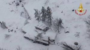 Den italienska brandkåren har fotograferat hotellet från luften. Stora delar av hotellet har begravts i snömassorna.