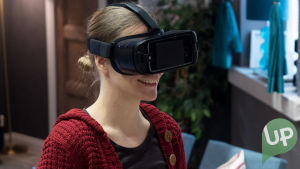 Kuvassa henkilö testaa virtuaalilaseja UP:n lavasteissa.