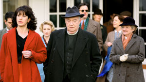 Golf-kerhon uuden miljonäärijohtajan (David Calder) ynseä vaimo (Caroline Catz) pelkää kahta asiaa. Neiti Marple on Agatha Christien salapoliisiromaanien ihastuttava etsivä. Pääroolissa nähdään Julia McKenzie.