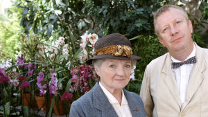 Neiti Marple (Julia McKenzie) ja Claud Evans (Mark Williams) tavataan tarinassa Askel Tyhjyyteen. Neiti Marple on Agatha Christien salapoliisiromaanien ihastuttava etsivä. Pääroolissa nähdään Julia McKenzie.