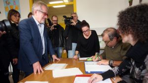 Regionpresidenten i Lombardiet Roberto Maroni lägger sin röst i staden Lozza. Lombardiets president Roberto Maroni röstar i den omröstning han själv har satt i verket om att kräva mer autonomi för regionen.
