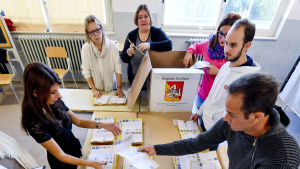Italienarna verkar vara trötta och besvikna på politik för mindre än hälften av väljarna deltog i valet på Sicilien Italienarna verkar vara trötta och besvikna på politik för mindre än hälften av väljarna deltog i valet på Sicilien