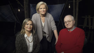 Anne Flinkkilän vieraina lapsuuden varjoistaan keskustelemassa Mirjam Kalland ja Jari Sinkkonen.