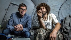 Louis Theroux ja heroinisti Nate Walsh, joka asuu Ohio-joen rannalla teltassa.