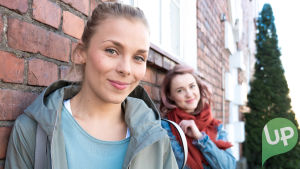 Kuvassa Silja Ollila (Laura Allonen) ja Sonja Ollila (Hennariikka Laaksola).