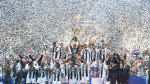 Buffon fick lyfta ligapokalen för en sista gång. Juventus firar ligaguld.