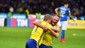 Sverige slog ut Italien i playoff till VM. Andreas Granqvist kramar om Sebastian Larsson efter Italien-Sverige.