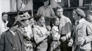 Laivamies (Olavi Virta), kippari (Kalle Viherpuu), ruhtinatar Tolka (Elsa Turakainen), laivamies Rääveli (Uuno Laakso), konemestari Svenskipoika (Hannes Häyrinen), Veera (Assi Nortia), upseeri (Rolf Labbart) ja urkkija (Kaarlo Wilska). Kaunis Veera eli Ballaadi Saimaalta
