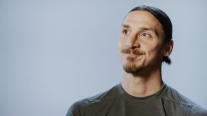 Zlatan - voittamaton ruotsalainen. Zlatan katsoo vasempaan yläviistoon hymyillen.