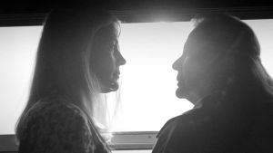 Nina Gunke och Anki Lidén i Guds tystnad. Närbild på Anna (Nina Gunke) och Esther (Anki Lidén) som står vid ett tågfönster och ser på varandra. Ur kortfilmen Guds tystnad.