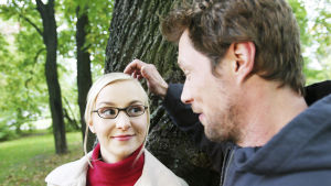 Antti (Antti Reini)ja Niina (Elina Aalto) tv-elokuvassa Pieni rakkaustarina