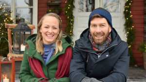 Elin och Jonas bjuder in till jul och nyår på Strömsö. Elin och Jonas på Strömsös trappa.