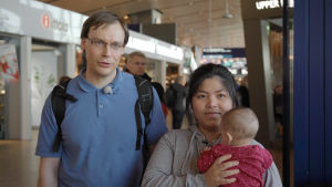Michael och Pranee bor hemma hos Michaels föräldrar. Michael Kvist och Pranee Suanmanus med dottern Veronica i famnen.
