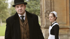 Bates (Brendan Coyle) ja Anna (Joanne Froggat). Rakastettu brittiepookki aivan alusta – esityksiä joka päivä koko kesän!