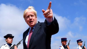 Storbritanniens premiärminister Boris Johnson gör entré på G7-toppmötet som regeringschef. Boris Johnson anländer till Biarritz och pekar med fingret.