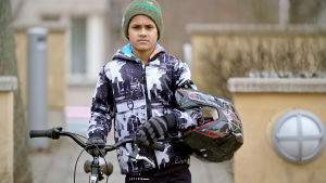Oliver har mycket energi som han behöver hjälp med kunna kanalisera. Ett av barnen från UR:s serie Superungar.