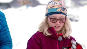 Elmies morgnar hemma är i bland svåra för både henne själv och hennes familj Ett av barnen från UR:s serie Superungar.