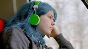 Elsa har svårt med allt buller och stök i skolan Ett av barnen från UR:s serie Superungar.