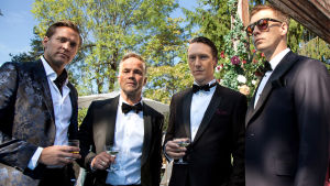 Den omtalade serien Exit får nu en andra säsong. Här de fyra huvudpersonerna Henrik (Tobias Santelmann), Jeppe (Jon Øigarden), Adam (Simon J Berger), William (Pål Sverre Valheim Hagen). Huvudpersonerna i serien Exit står utomhus, uppklädda och med drinkar i handen och tittar in i kameran.