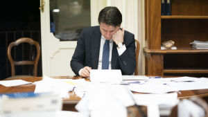Italiens premiärminister Giuseppe Conte har försatt hela Italien i karantän. Alla evenemang från fotbollsmatcher till bröllop ställs in. Teatrar, biografer, museer, nattklubbar - allt stängs. Premiärminister Giuseppe conte under regeringens krismöte den 8 mars 2020.