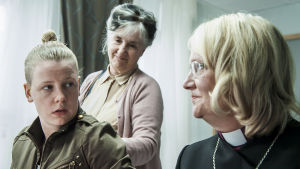Marion (Iida Kuningas), isoäiti (Heidi Krohn) ja Henriikka-äiti (Miitta Sorvali). Marion ja Julia suunnittelevat häitä, mutta Marion perääntyy uskonnolliseen yhteisöön.