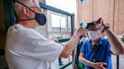 Personal vid en biograf i Turin mätte temperaturen på biobesökarna på fredagen 18.6.