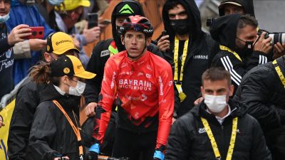 Dylan Teuns cyklar efter målgång.