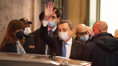 Mario Draghi, Italiens premiärminister utanför sin residens.