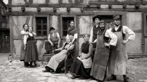 Heimatbyn på 1840-talet. Fjärde från höger Marita Breuer, som var med om Heimat-inspelningar både på 1980-talet och 2010-talet. Heimatbyn.
